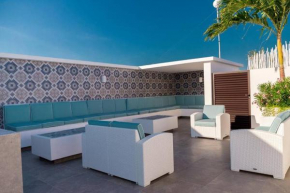 Two Story Modern Penthouse 2Bd 2Bth Skyroof Pool Mins from Beach and City QS by MINT